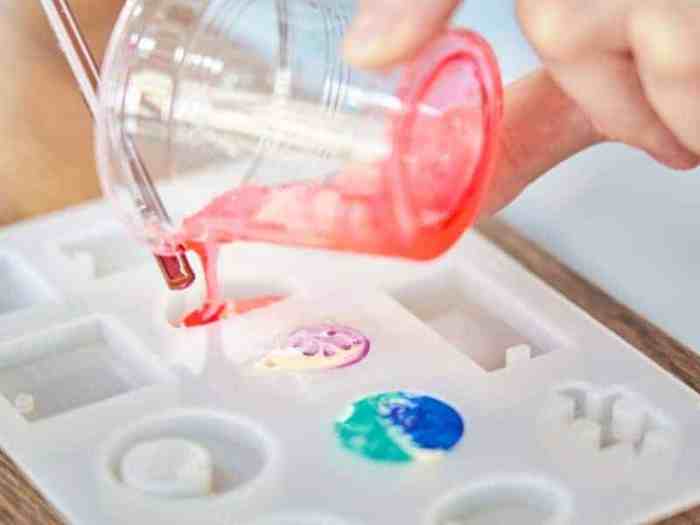 Can you mix food coloring with resin