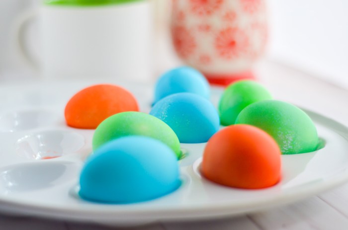 Coloring eggs with food dye